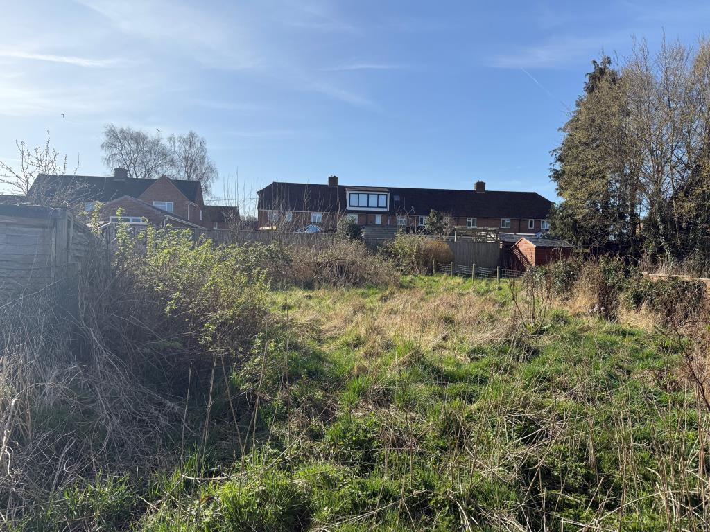 Lot: 88 - HOUSE ON A SUBSTANTIAL PLOT WITH PLANNING FOR AN ADDITIONAL DWELLING - Rear of the garden with consent for new dwelling